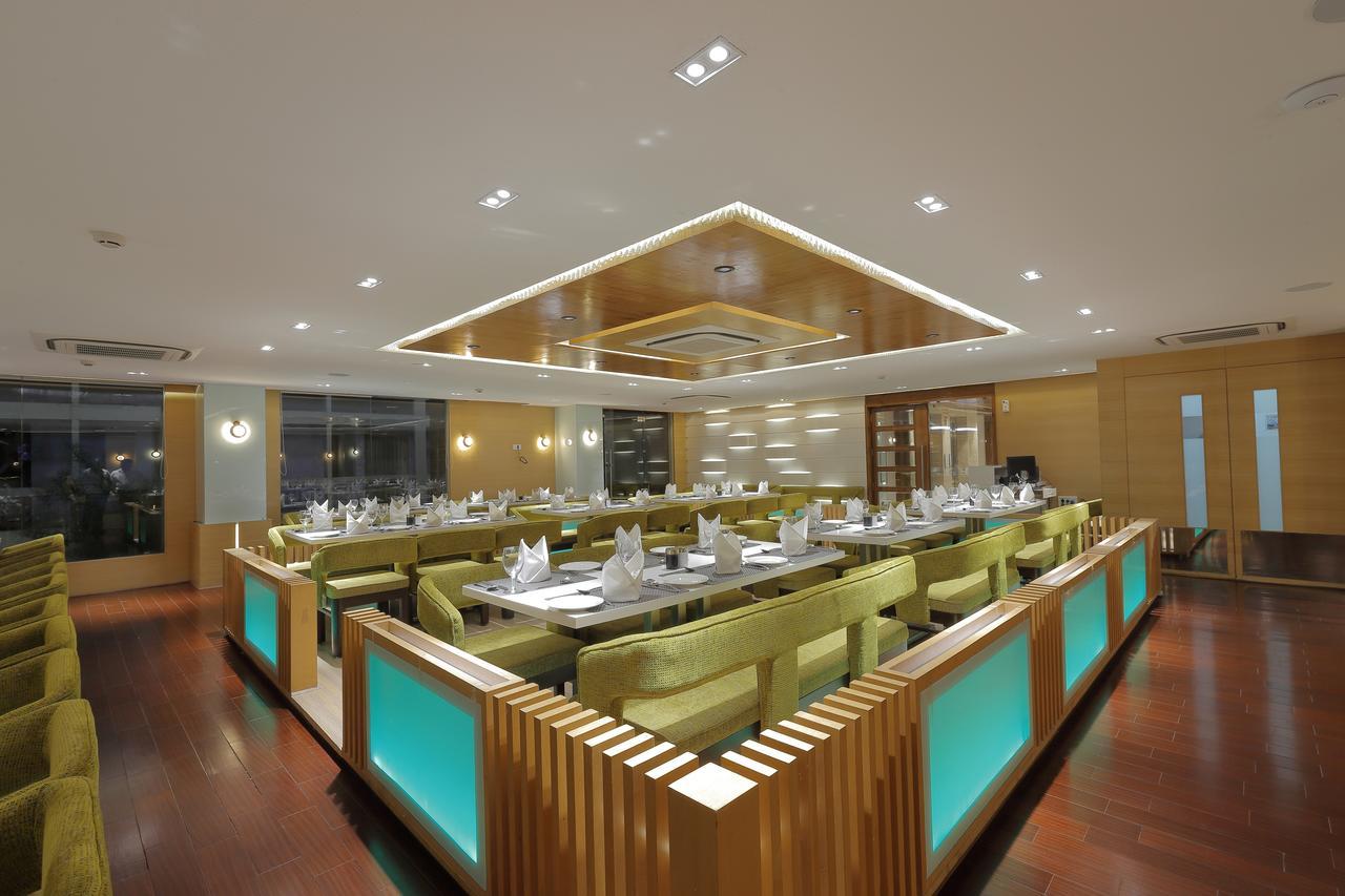 Hotel Silver Heights Ahmedabad Eksteriør bilde