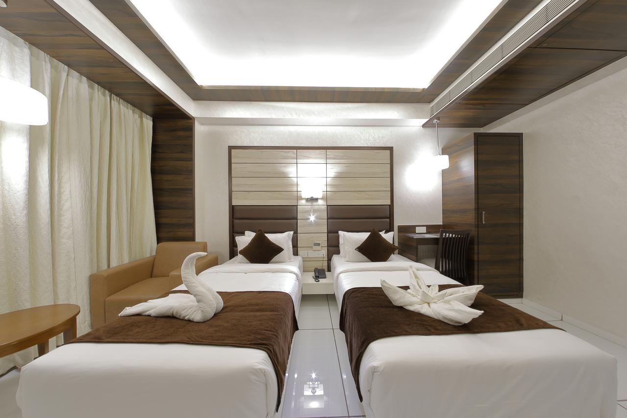 Hotel Silver Heights Ahmedabad Eksteriør bilde